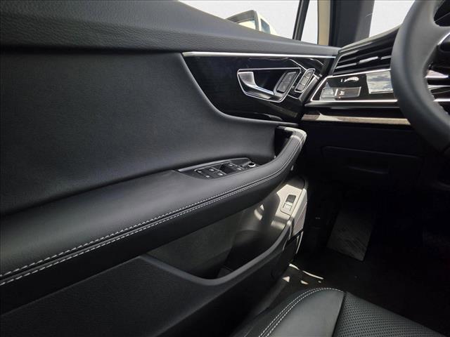 Photo of 2025 Glacier White Metallic Audi Q7