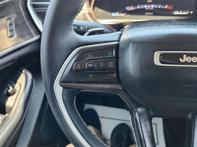 Photo of 2023 Diamond Black Crystal Pearlcoat Jeep Grand Cherokee L