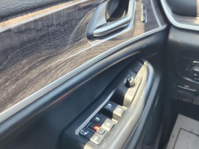 Photo of 2023 Diamond Black Crystal Pearlcoat Jeep Grand Cherokee L
