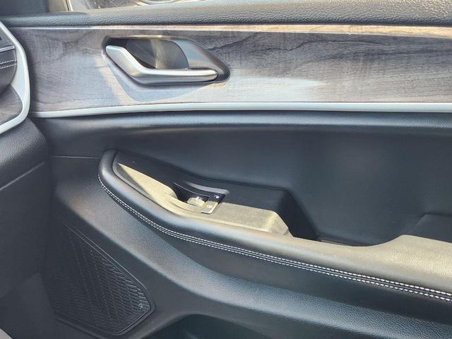 Photo of 2023 Diamond Black Crystal Pearlcoat Jeep Grand Cherokee L