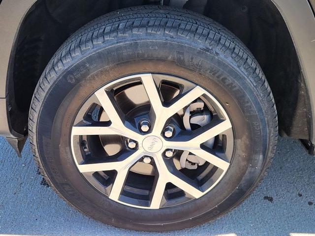 Photo of 2023 Diamond Black Crystal Pearlcoat Jeep Grand Cherokee L