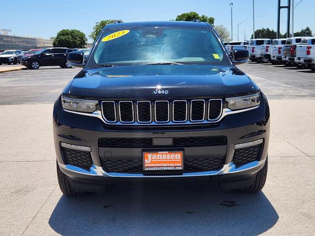 Photo of 2023 Diamond Black Crystal Pearlcoat Jeep Grand Cherokee L