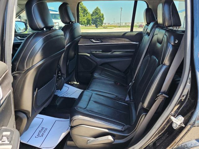 Photo of 2023 Diamond Black Crystal Pearlcoat Jeep Grand Cherokee L
