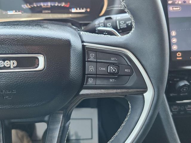 Photo of 2023 Diamond Black Crystal Pearlcoat Jeep Grand Cherokee L
