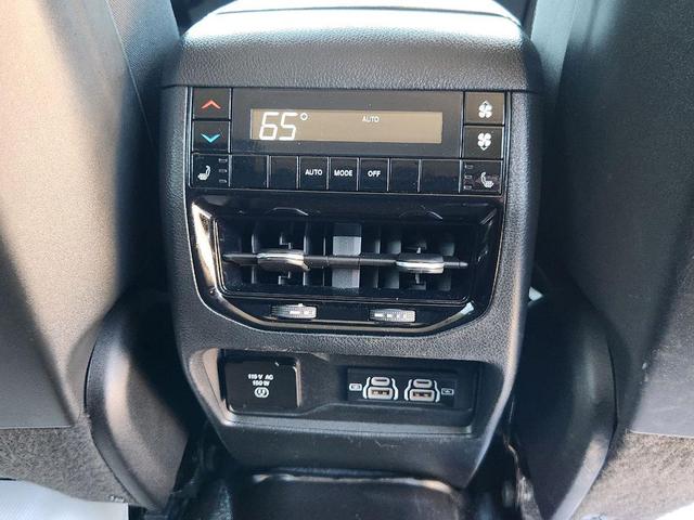 Photo of 2023 Diamond Black Crystal Pearlcoat Jeep Grand Cherokee L