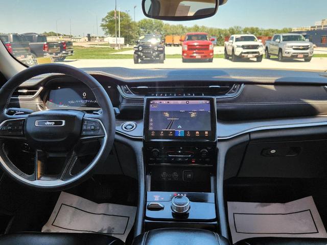 Photo of 2023 Diamond Black Crystal Pearlcoat Jeep Grand Cherokee L