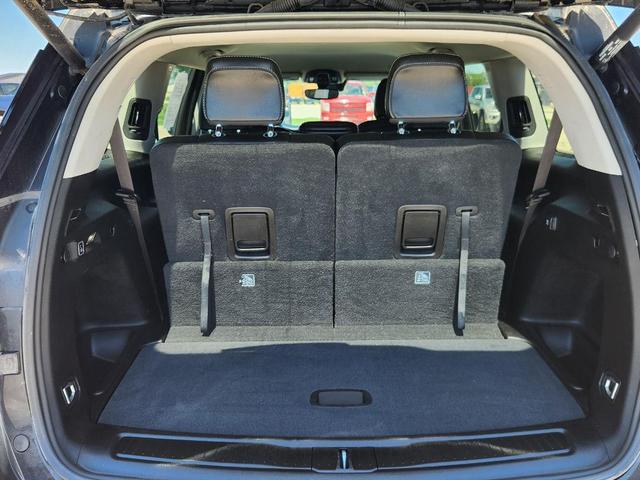 Photo of 2023 Diamond Black Crystal Pearlcoat Jeep Grand Cherokee L