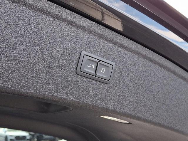 Photo of 2022 Mythos Black Metallic Audi Q5