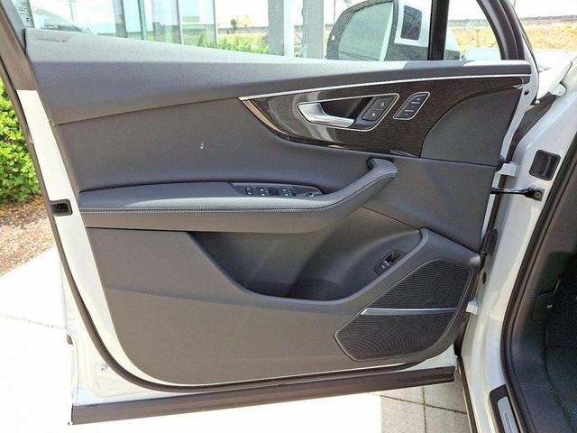 Photo of 2025 Glacier White Metallic Audi Q7