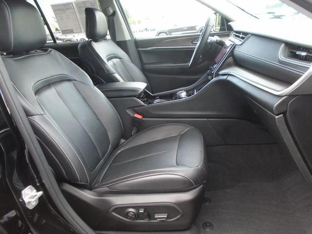 Photo of 2022 Diamond Black Crystal Pearlcoat Jeep Grand Cherokee