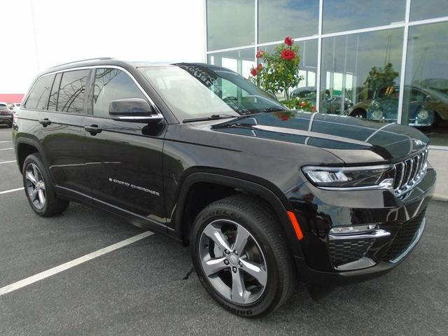Photo of 2022 Diamond Black Crystal Pearlcoat Jeep Grand Cherokee