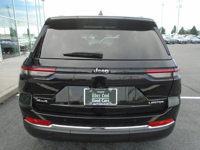 Photo of 2022 Diamond Black Crystal Pearlcoat Jeep Grand Cherokee