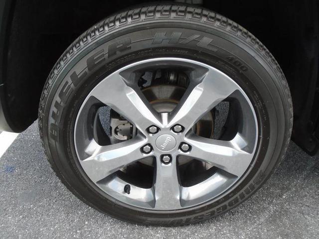 Photo of 2022 Diamond Black Crystal Pearlcoat Jeep Grand Cherokee
