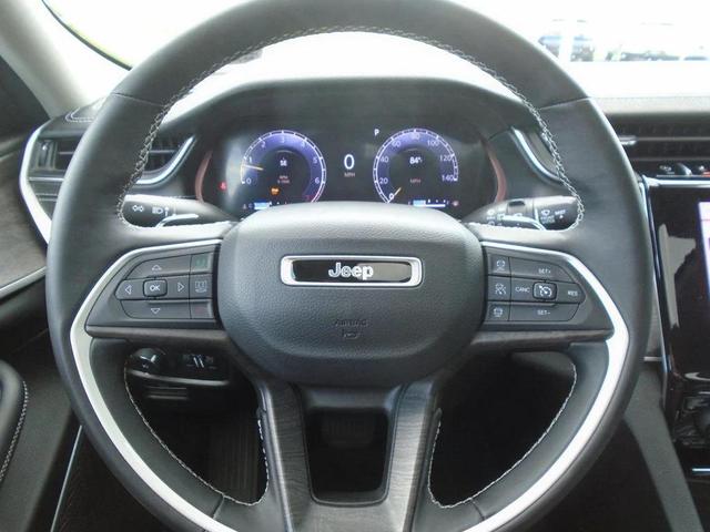 Photo of 2022 Diamond Black Crystal Pearlcoat Jeep Grand Cherokee
