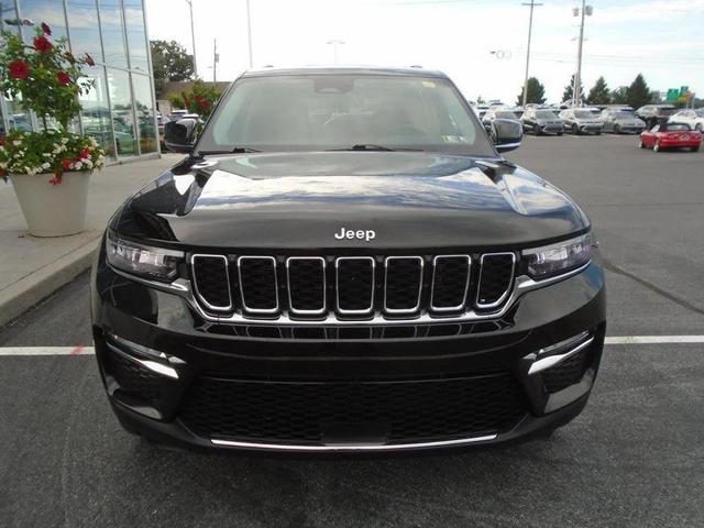 Photo of 2022 Diamond Black Crystal Pearlcoat Jeep Grand Cherokee