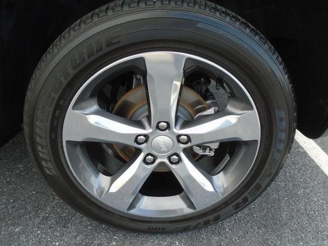 Photo of 2022 Diamond Black Crystal Pearlcoat Jeep Grand Cherokee