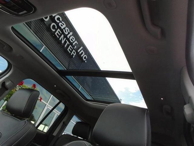 Photo of 2022 Diamond Black Crystal Pearlcoat Jeep Grand Cherokee