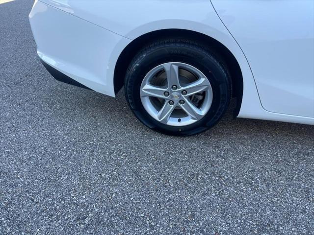 Photo of 2021 Summit White Chevrolet Malibu