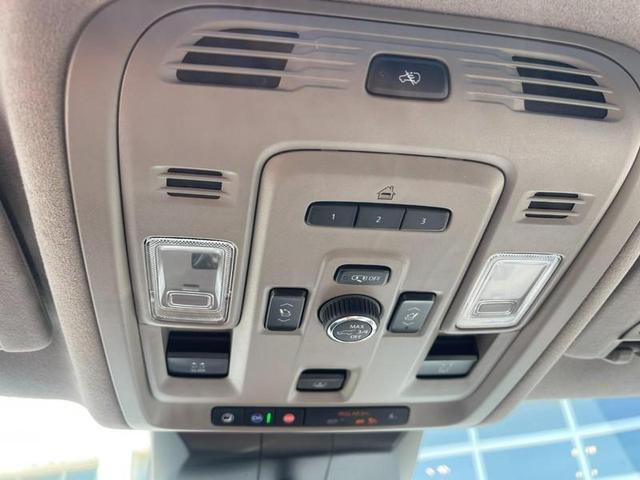 Photo of 2023 Crystal White Tricoat Cadillac Escalade