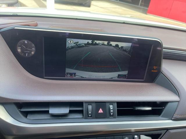 Photo of 2019 Eminent White Pearl Lexus ES 350