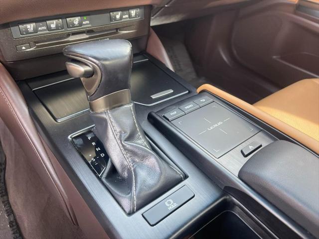 Photo of 2019 Eminent White Pearl Lexus ES 350