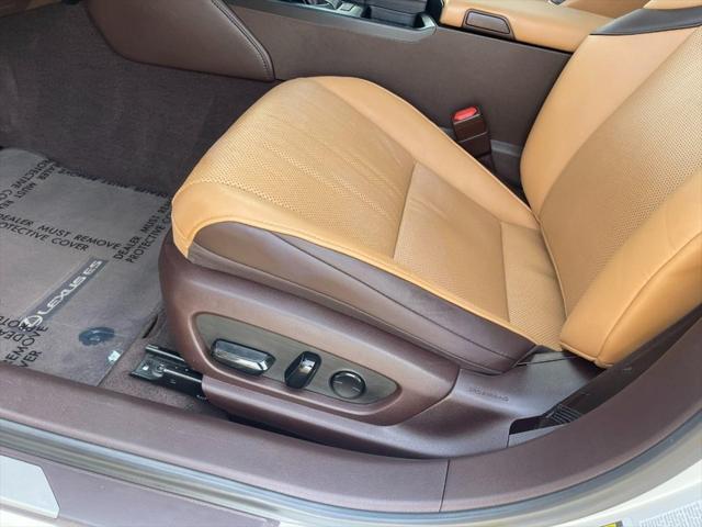 Photo of 2019 Eminent White Pearl Lexus ES 350