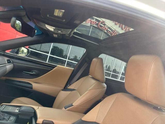Photo of 2019 Eminent White Pearl Lexus ES 350