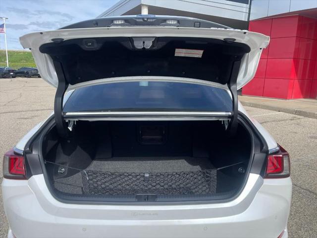 Photo of 2019 Eminent White Pearl Lexus ES 350
