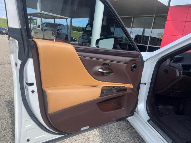 Photo of 2019 Eminent White Pearl Lexus ES 350