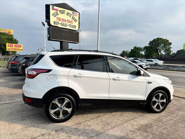 Photo of 2017 White Ford Escape