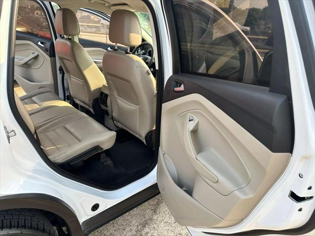 Photo of 2017 White Ford Escape