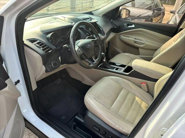 Photo of 2017 White Ford Escape