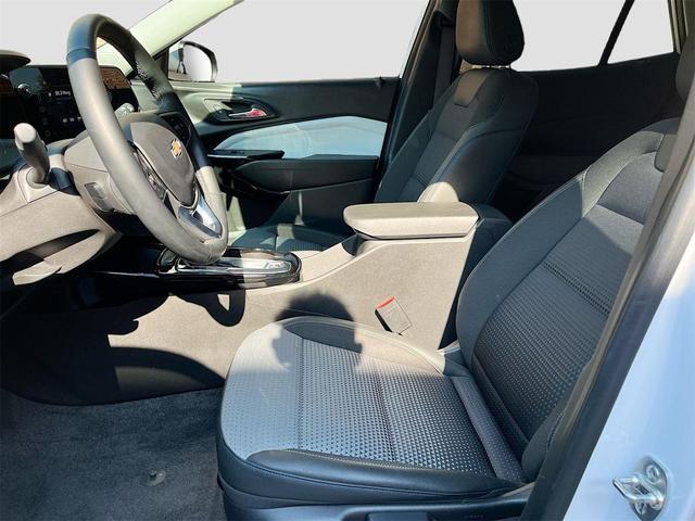 Photo of 2025 Summit White Chevrolet Trax