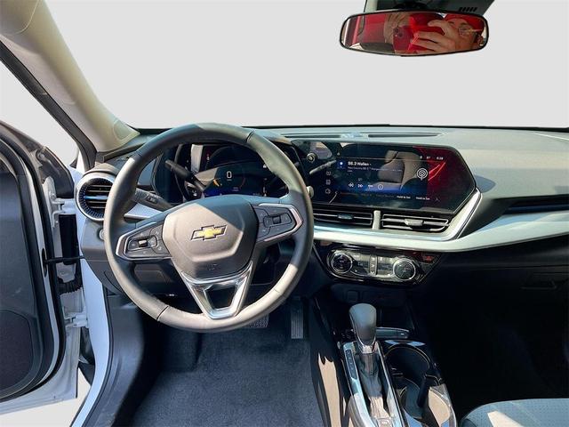 Photo of 2025 Summit White Chevrolet Trax