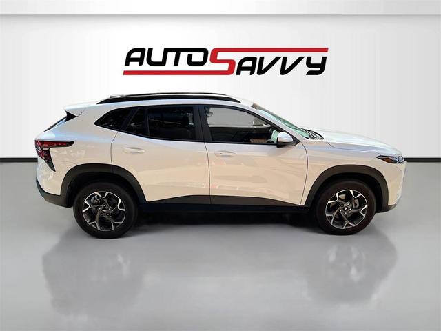 Photo of 2025 Summit White Chevrolet Trax