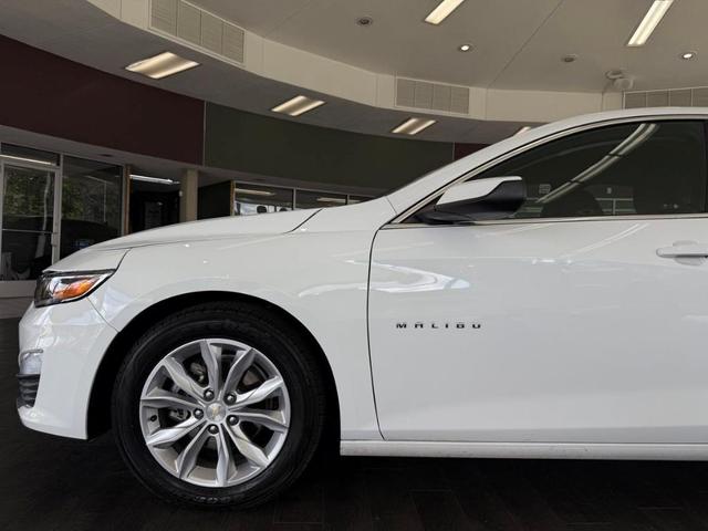 Photo of 2025 Summit White Chevrolet Malibu