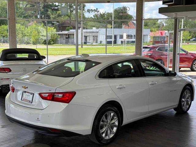 Photo of 2025 Summit White Chevrolet Malibu