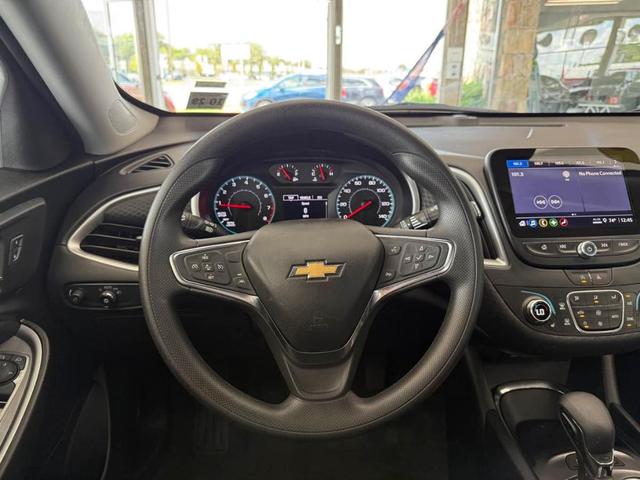 Photo of 2025 Summit White Chevrolet Malibu