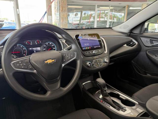 Photo of 2025 Summit White Chevrolet Malibu