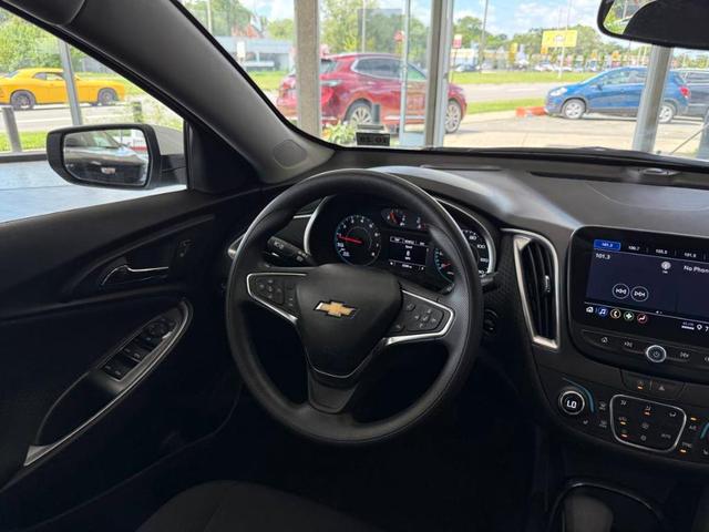 Photo of 2025 Summit White Chevrolet Malibu