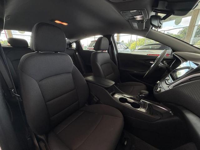 Photo of 2025 Summit White Chevrolet Malibu