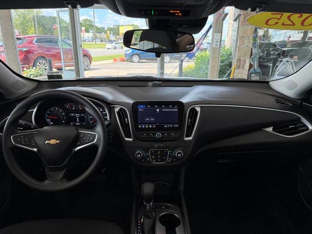 Photo of 2025 Summit White Chevrolet Malibu