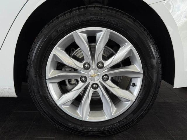 Photo of 2025 Summit White Chevrolet Malibu