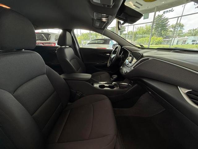 Photo of 2025 Summit White Chevrolet Malibu