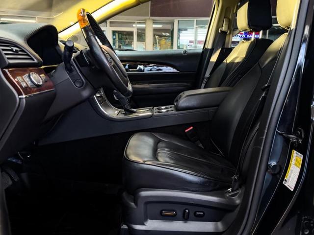 Photo of 2015 Tuxedo Black Metallic Lincoln MKX