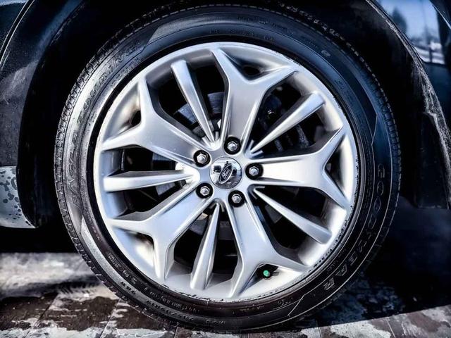 Photo of 2014 Tuxedo Black Metallic Ford Taurus