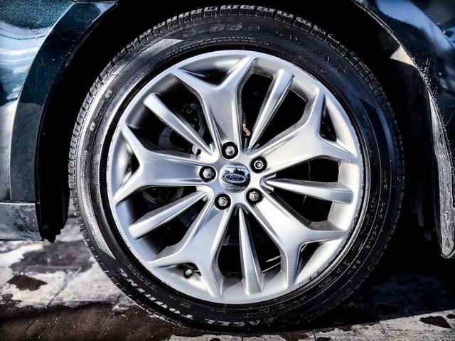 Photo of 2014 Tuxedo Black Metallic Ford Taurus