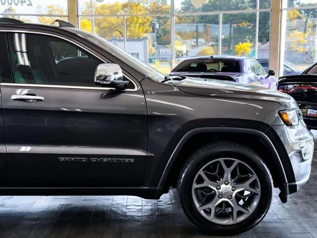Photo of 2019 Granite Crystal Clearcoat Metallic Jeep Grand Cherokee
