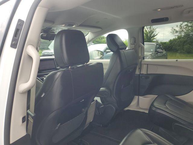 Photo of 2023 Bright White Clearcoat Chrysler Pacifica