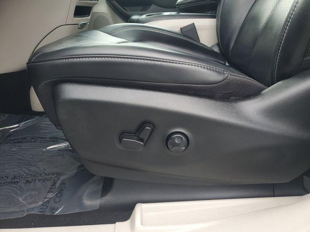 Photo of 2023 Bright White Clearcoat Chrysler Pacifica